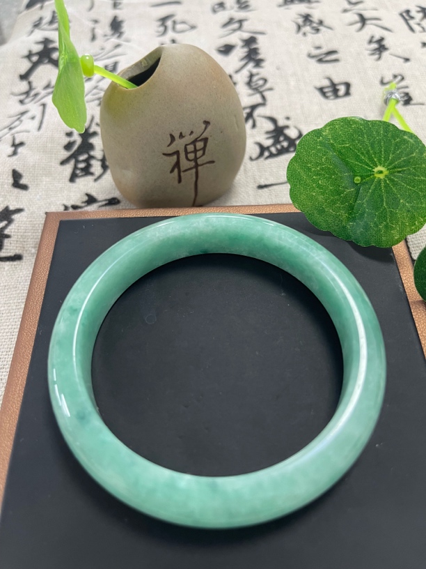 T1177 湖水蓝缅甸翡翠手鐲