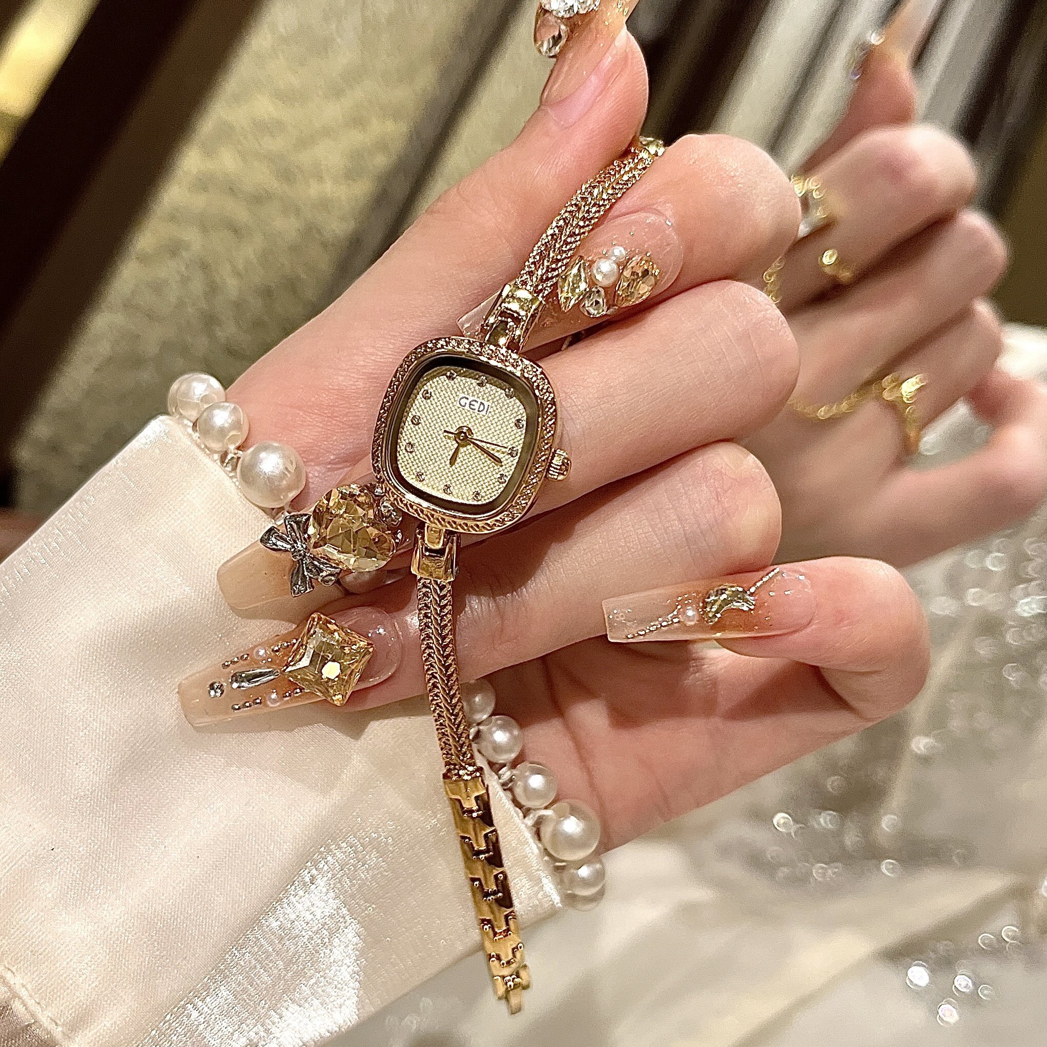 【萝伦】新款时尚百搭小巧气质女士钢带个性小金表手链手表62002