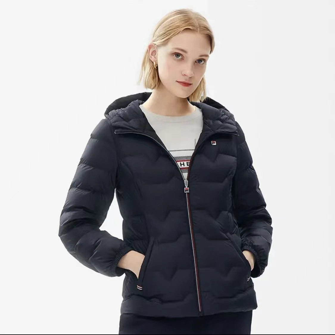 FILA斐乐女士冬季新款鹅绒轻薄羽绒服连帽外套F11W341916F