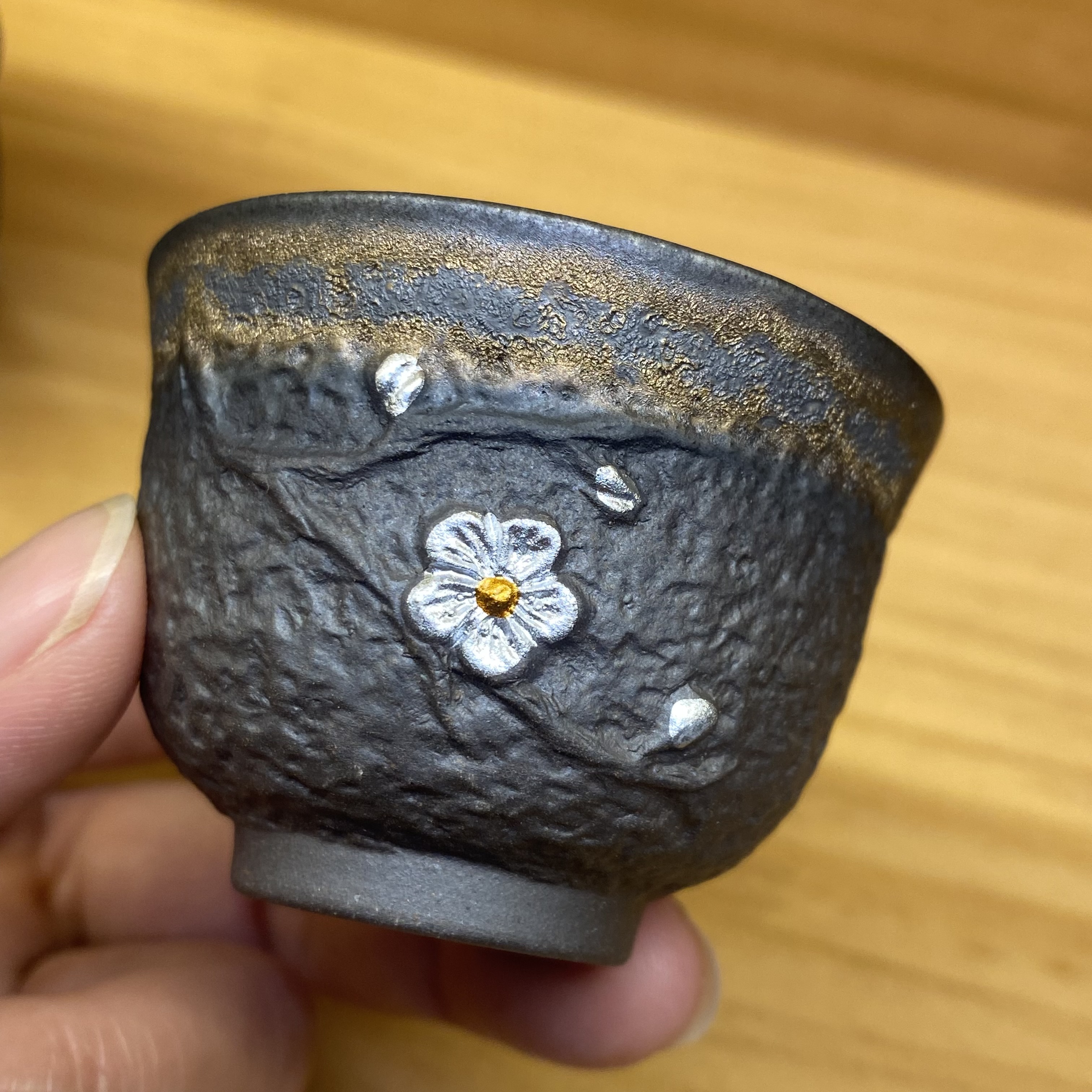 暖小瓷 粗陶梅花杯 手工立体浮雕 描银梅花品茗杯 老岩泥古早烧功