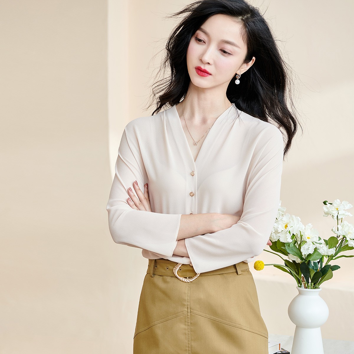 时尚通勤V领透气单排多扣设计百搭简约纯色女式衬衫5Y22BC2026