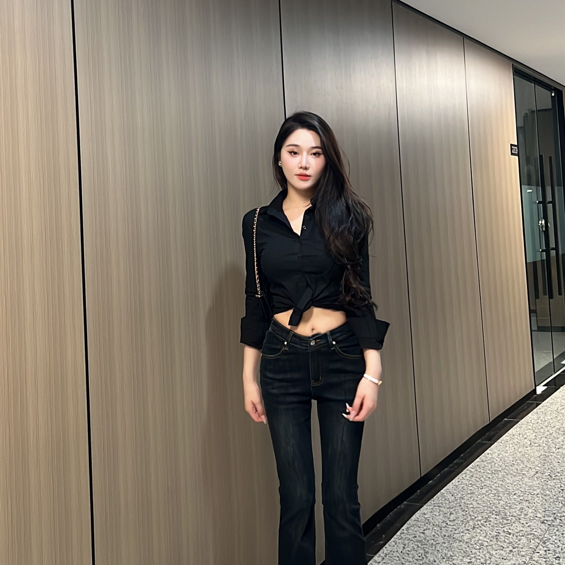 希野逸儿/收腰长袖衬衫女纯欲气质设计感修身内搭上衣2025新款