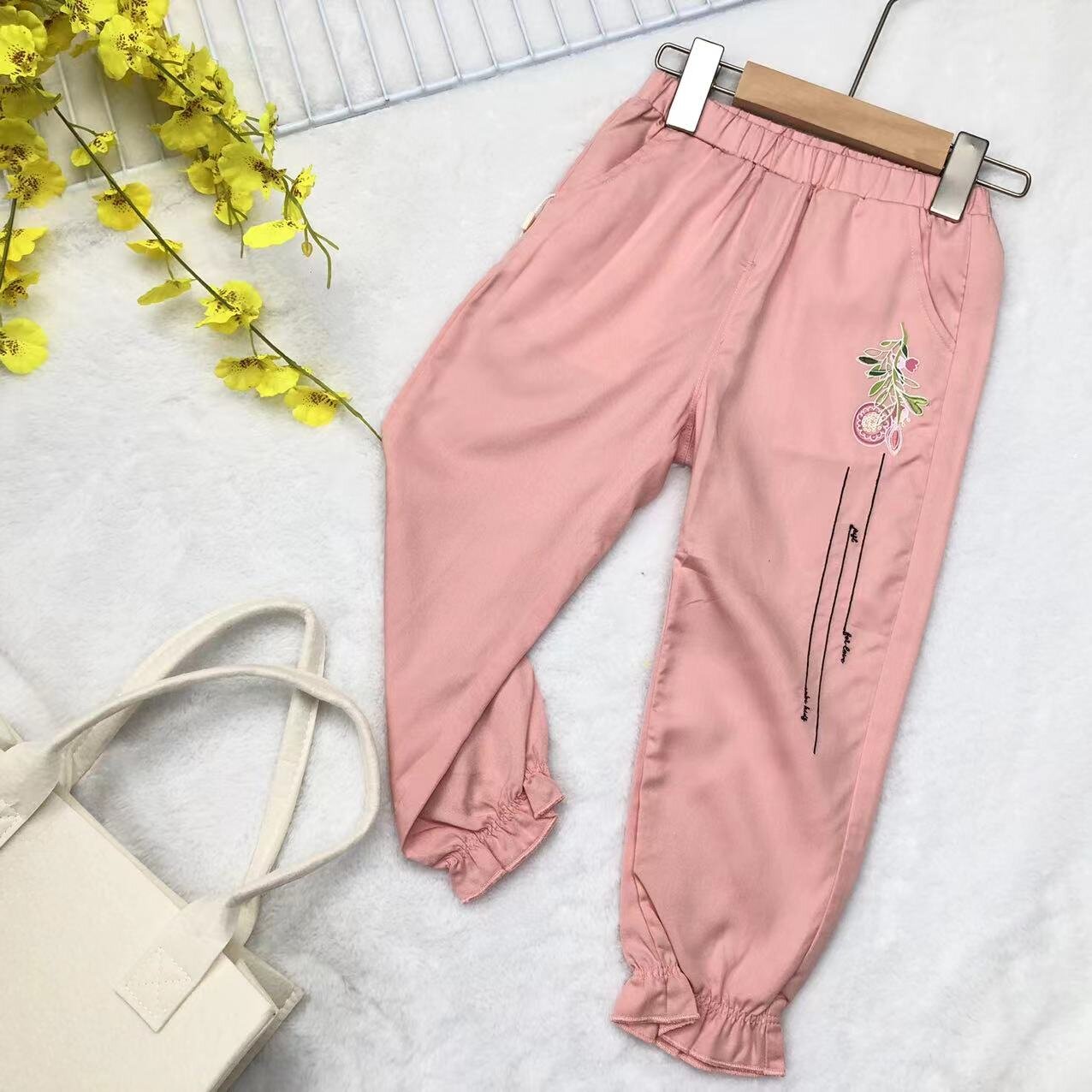 初春初秋女童宽松刺绣可爱风花瓣边裤子2112