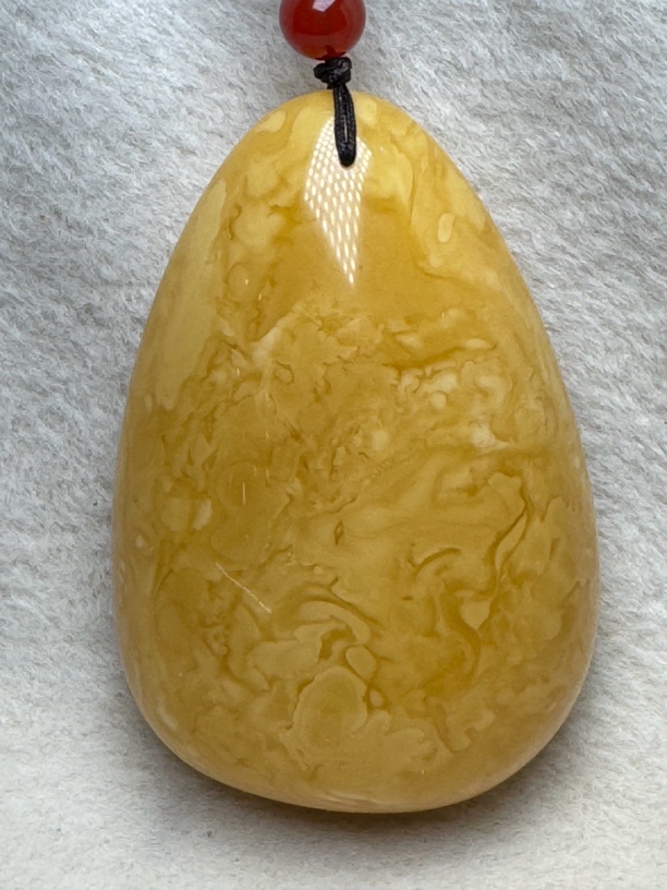 天然蜜蜡俄料俄白花吊坠全品，重50.8克