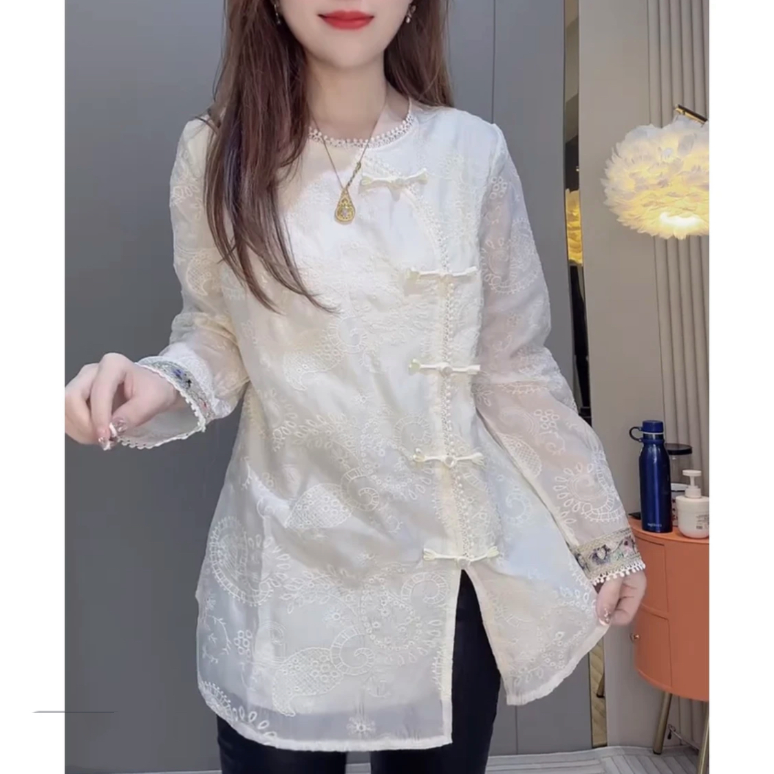 大码女装夏季新款胖mm复古风盘扣新中式精致刺绣开叉圆领衬衫