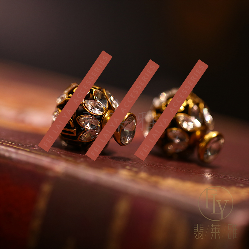 铜合金合成锆石耳饰 中古vintage高级感镂空字母《D大调》耳钉-2201