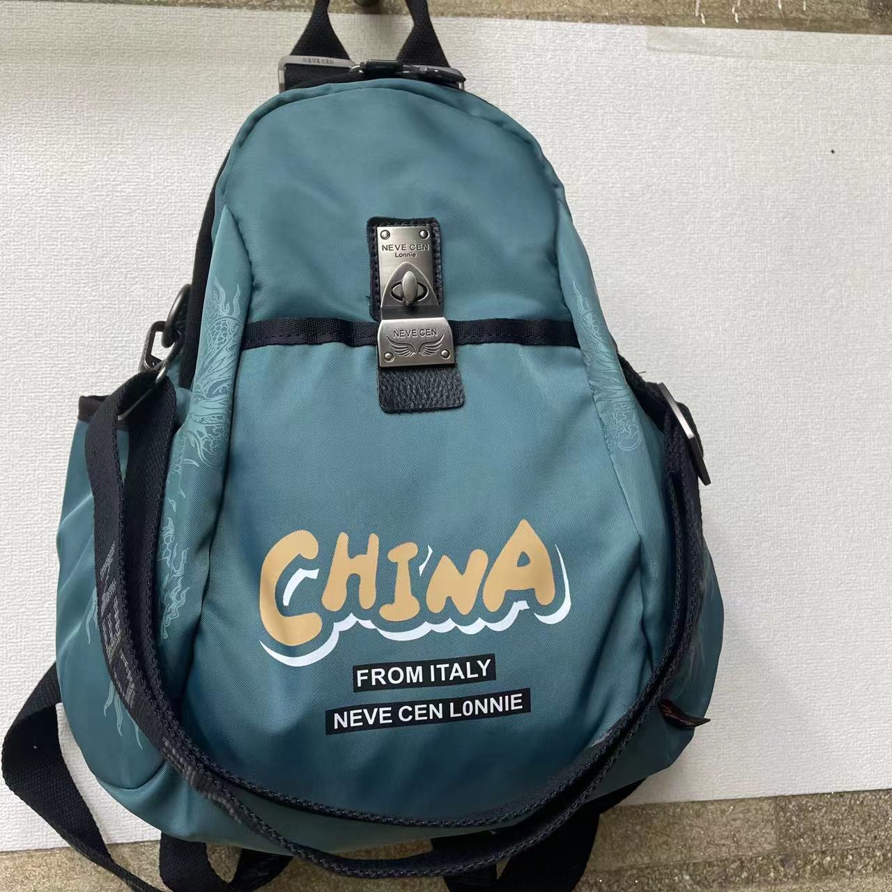 新款布艺原创中号休闲时尚出游印花防水布艺双肩包男女同款背包