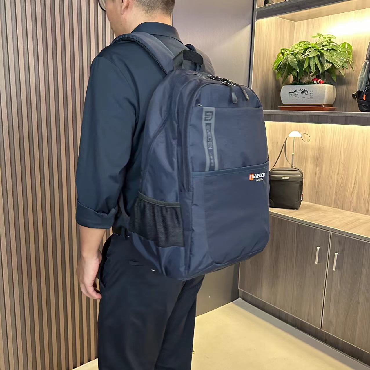 时尚男女防水户外旅行双肩包登山包大容量出差旅行包电脑平板书包