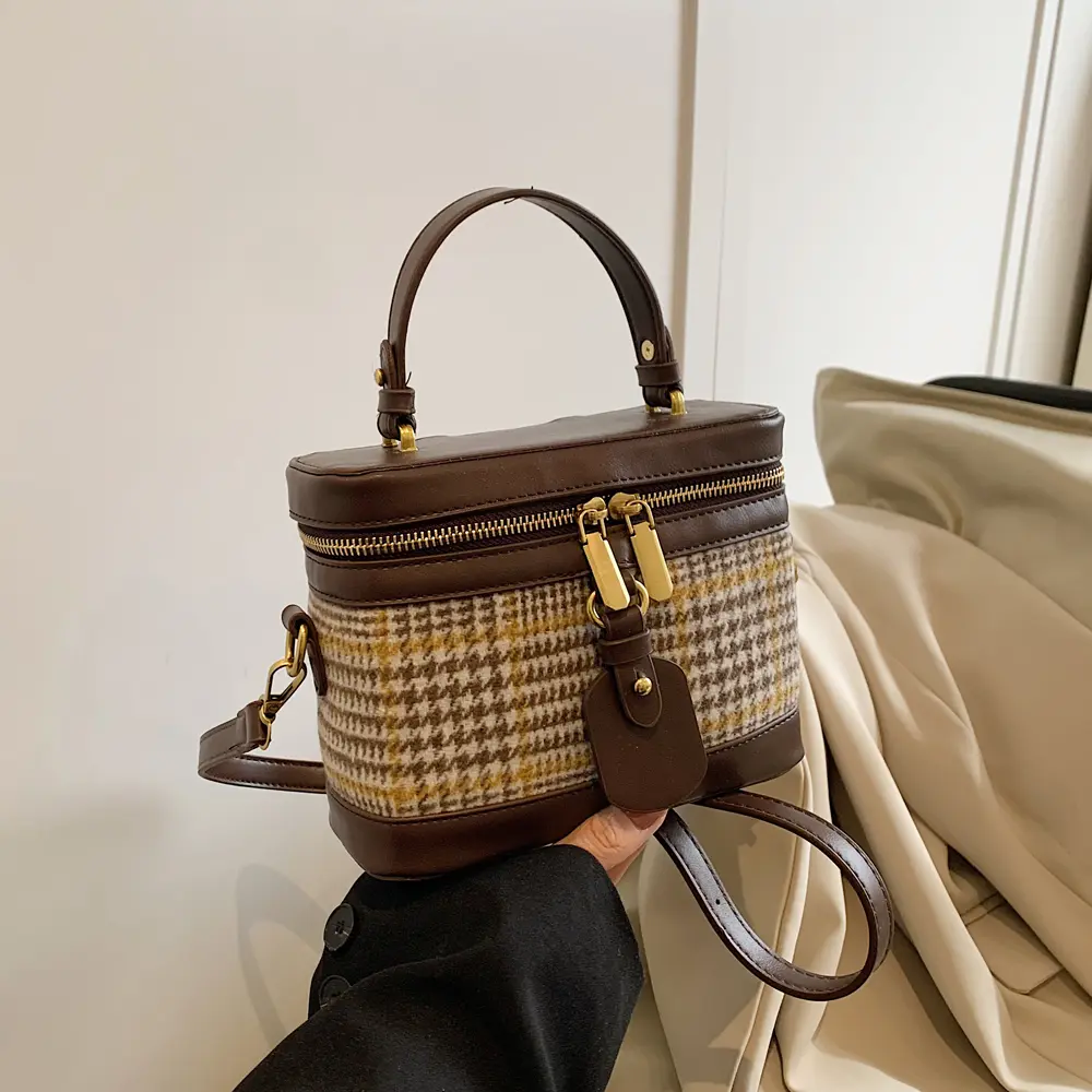 超火小众格子包包女2024新款秋冬季百搭斜挎包时尚手提盒子小方包