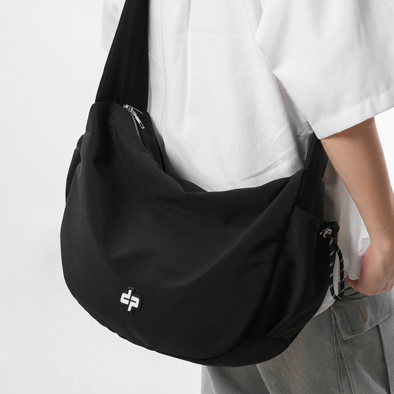 日系简约时尚潮流斜挎包男士大容量轻便百搭单肩包潮牌休闲旅行包