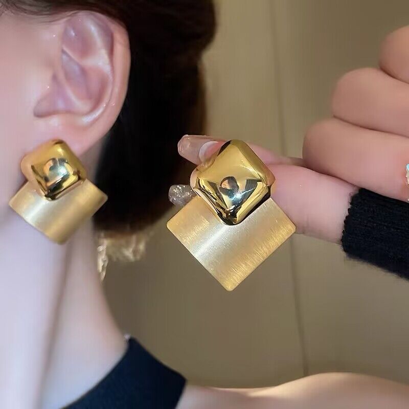 合金耳饰 金色拉丝菱形耳钉新款耳环港风气质轻奢高级感耳饰女