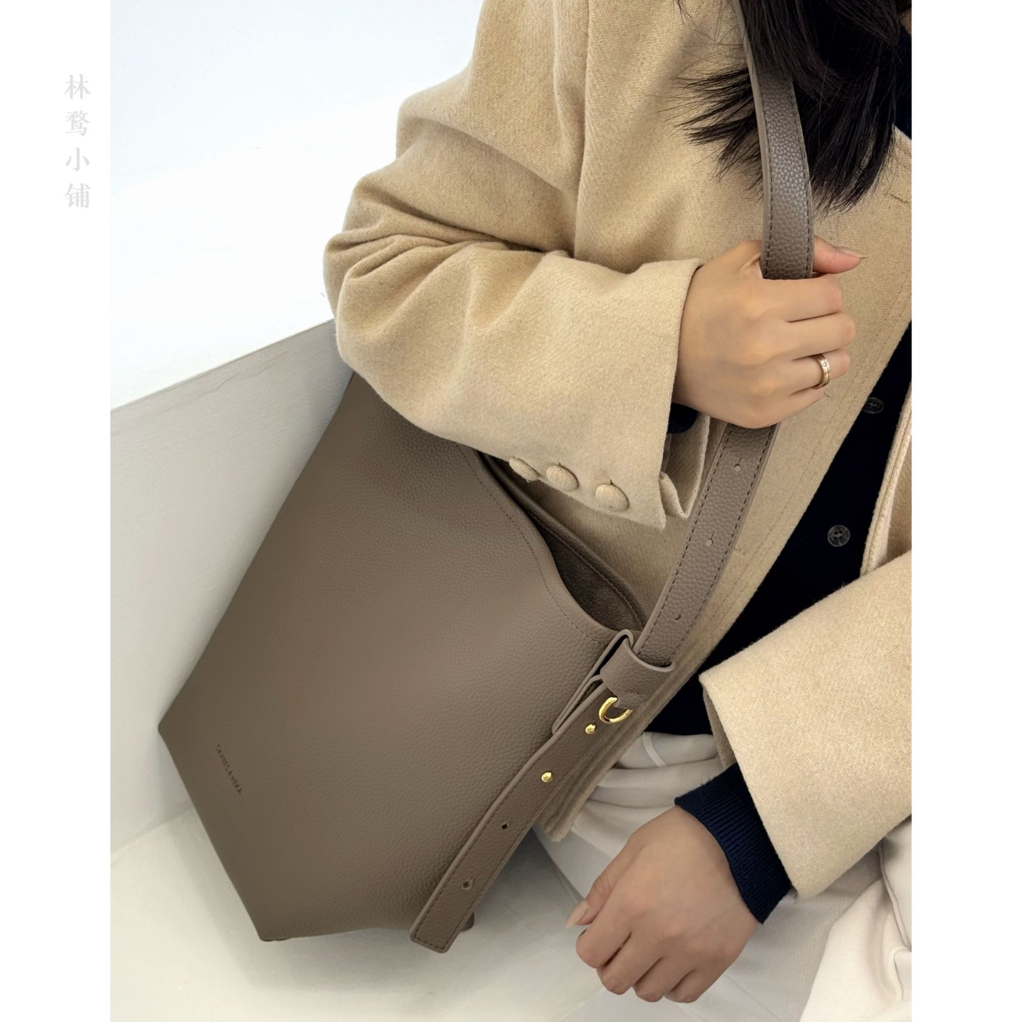 设计师定制款2025单肩包斜跨大容量水桶包简约百搭通勤女士包包