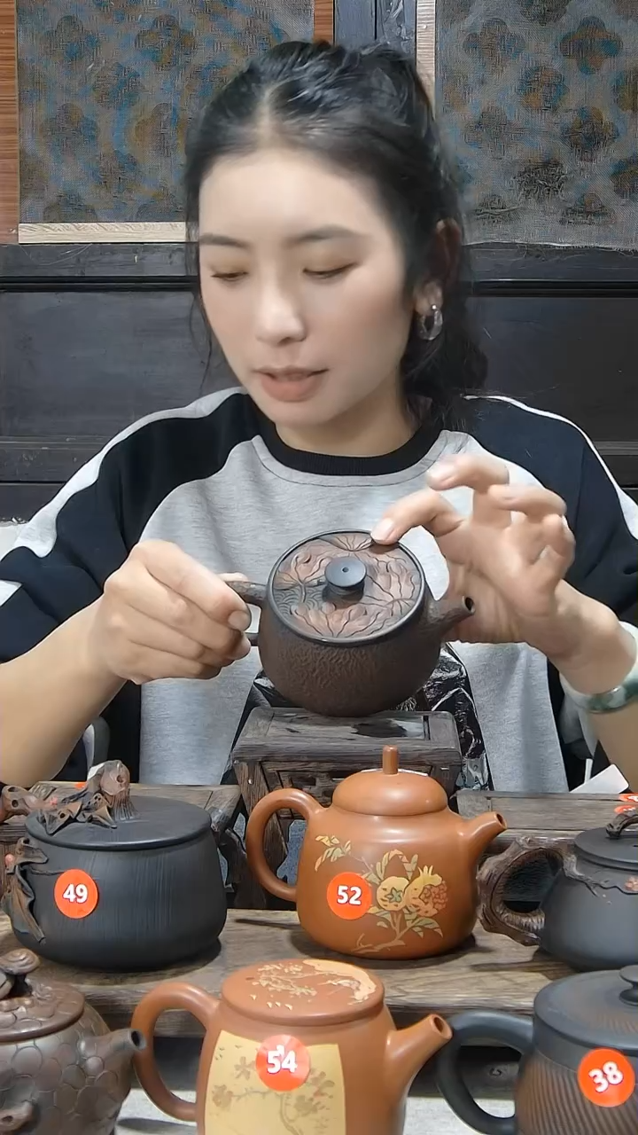 【闪购商品】陶瓷锤纹+盖荷花浮雕宽口壶