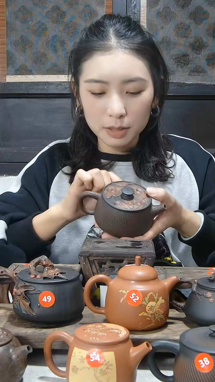 【闪购商品】陶瓷锤纹+盖子荷花浮雕宽口壶