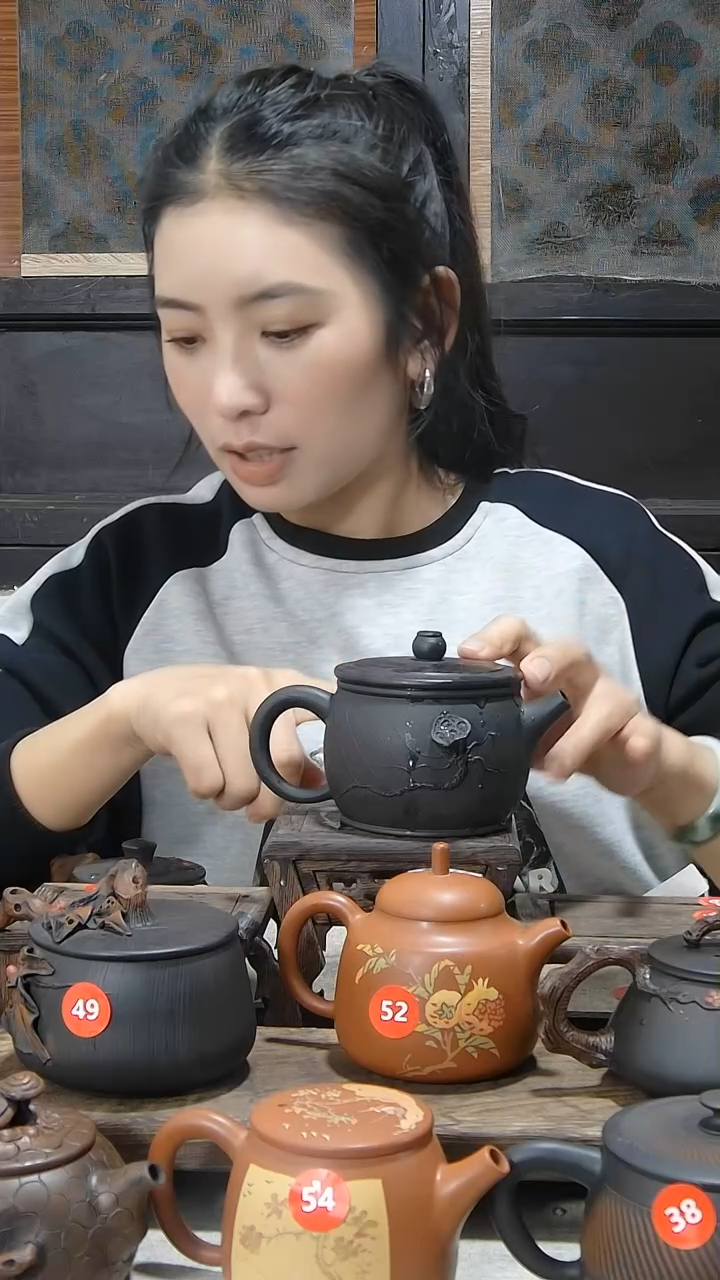 【闪购商品】陶瓷菩提纹堆雕莲子汉瓦壶