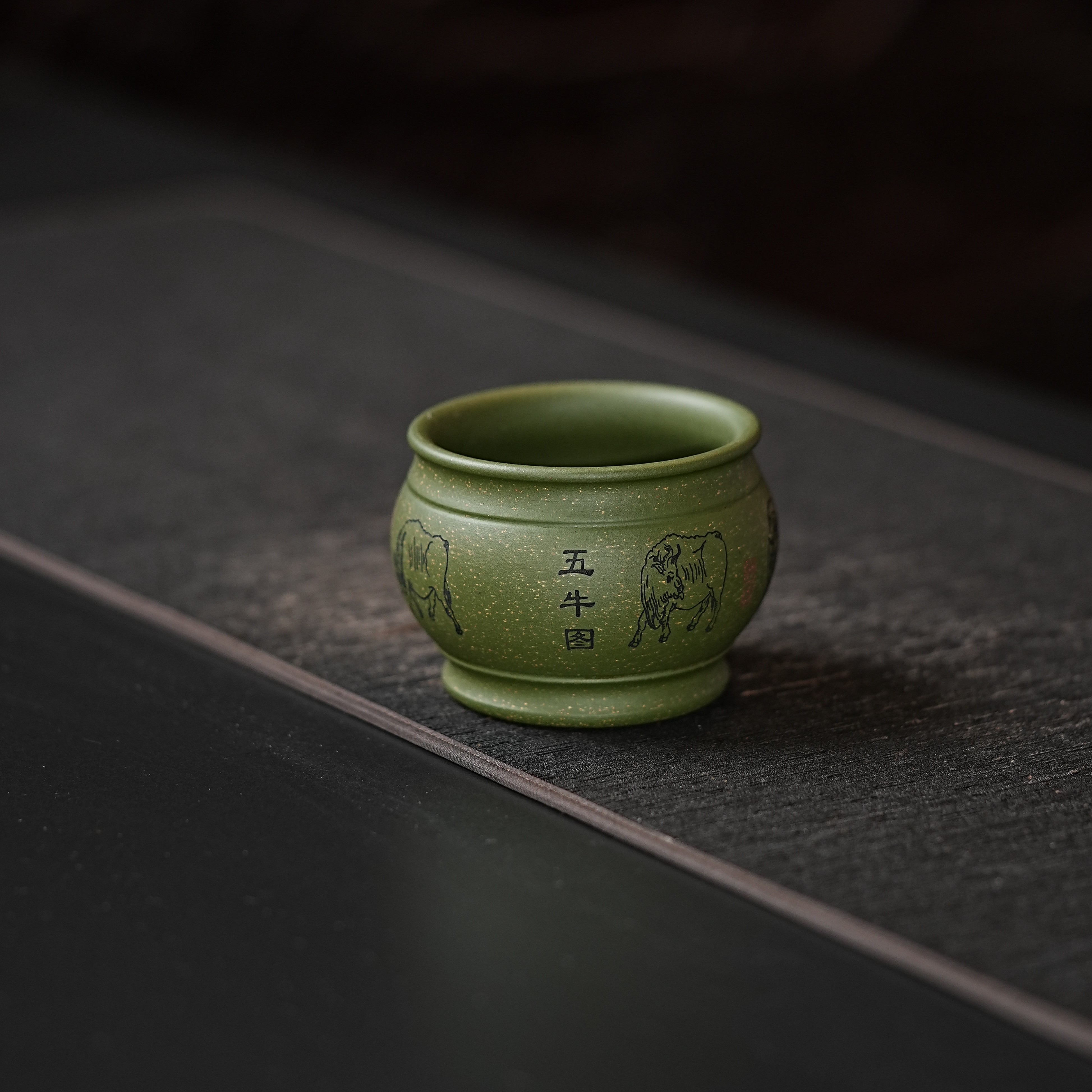 宜兴原矿紫砂苹果绿手工刻绘五牛图主人杯  YS 3065