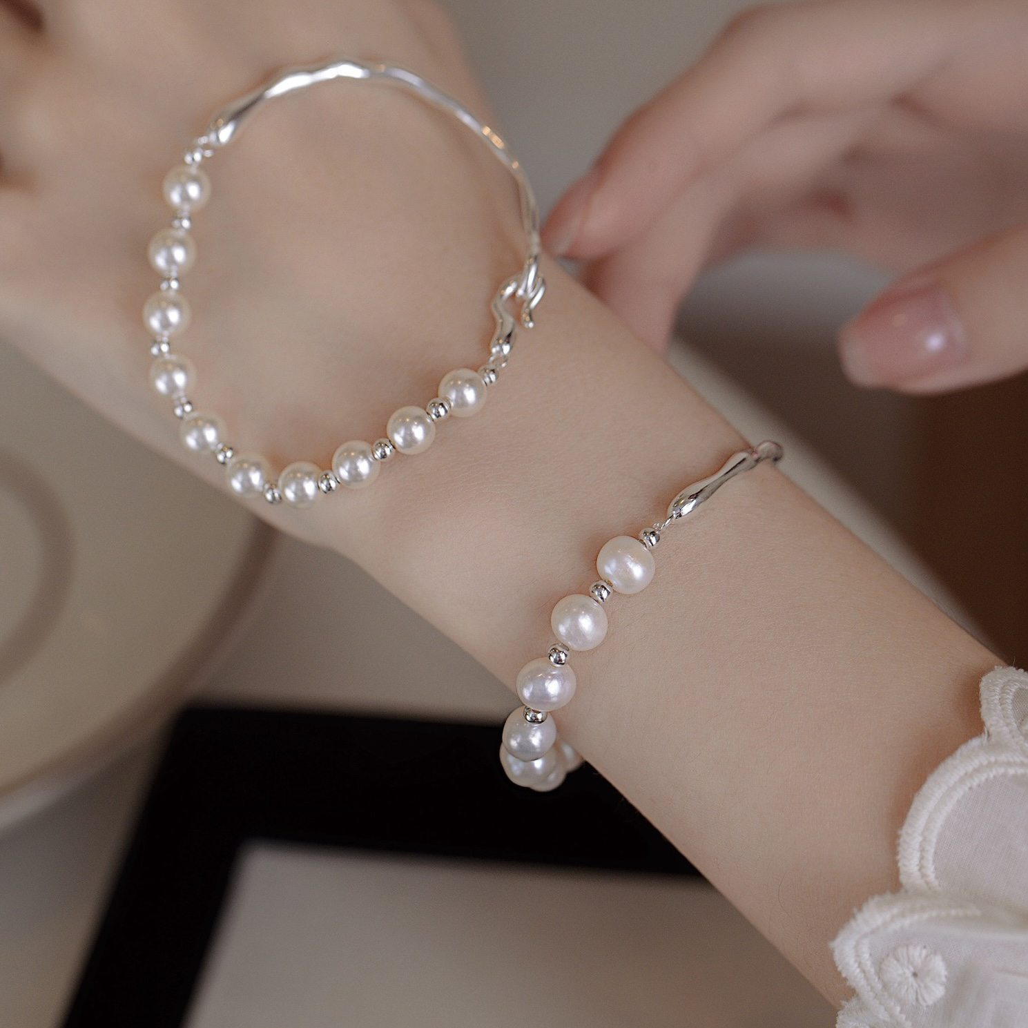 1121轻奢半镯气质百搭时尚个性贝珠手链