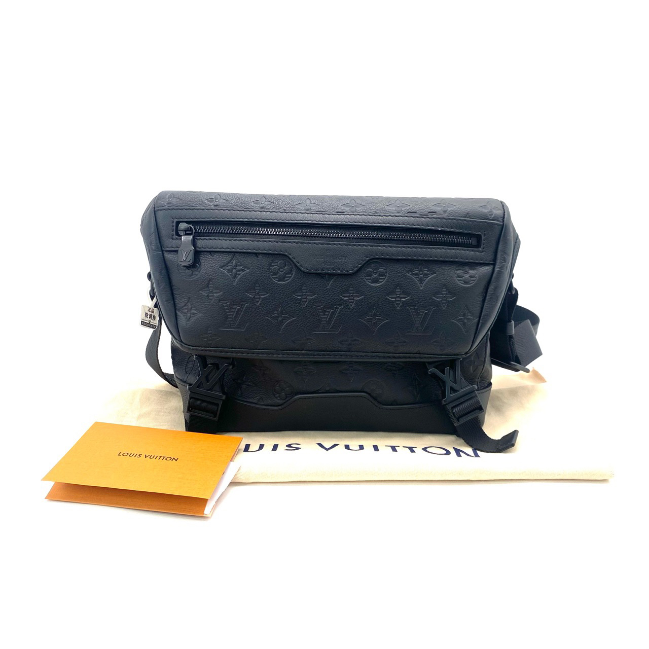 全新未使用 LouisVuitton/路易威登 黑色压花VOYAGER邮差包35/25