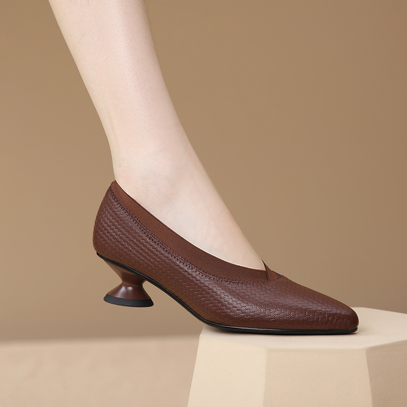 741/新款真皮尖头粗低跟羊皮单鞋34/42欧美职业通勤V口矮跟鞋大码