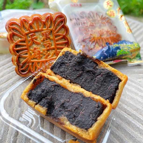 广西马山黑豆沙月饼手工柴火大石山黑饭豆做原料软滑细腻125g/个 