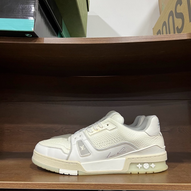 LV trainer白水泥 8码 偏大到43码左右 原盒 右脚鞋面污渍