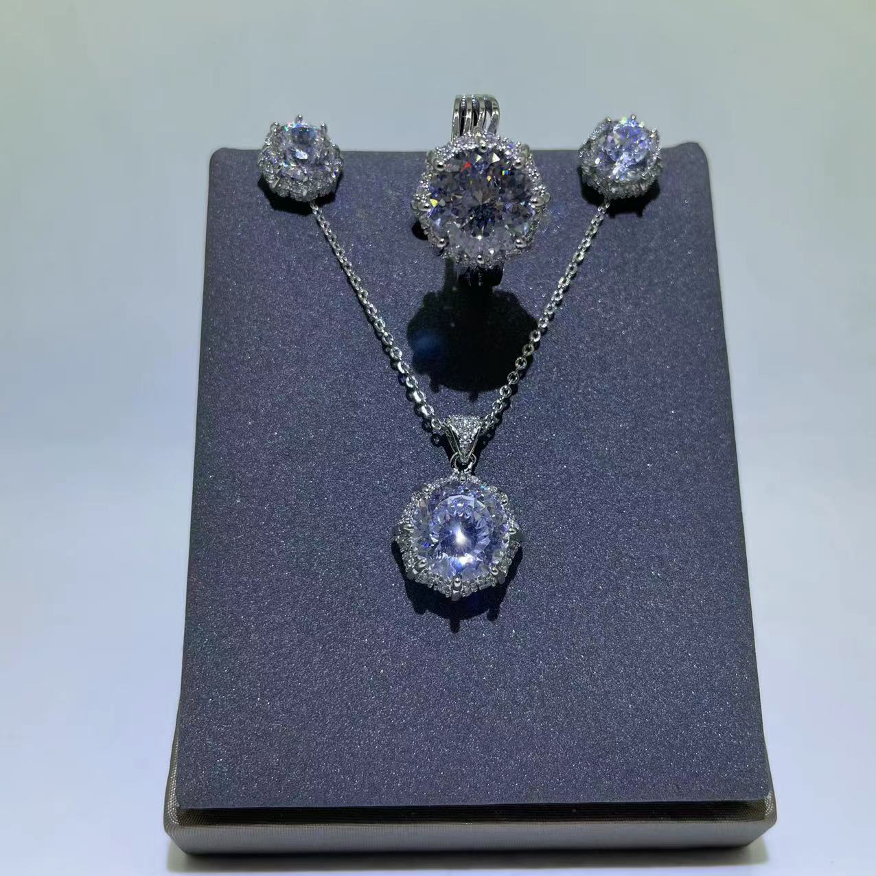 【璀璨光芒  流光溢彩】时尚气质吊坠三件套XG551567