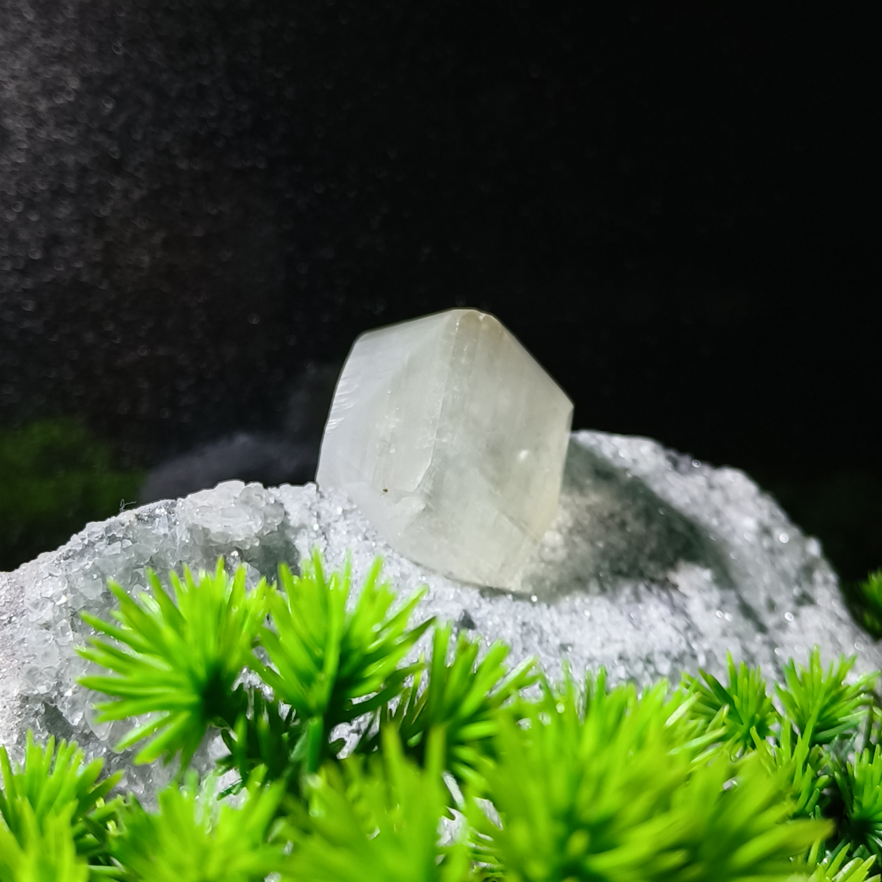 饱满完整具光泽的细腻方解石单晶体标本摆件