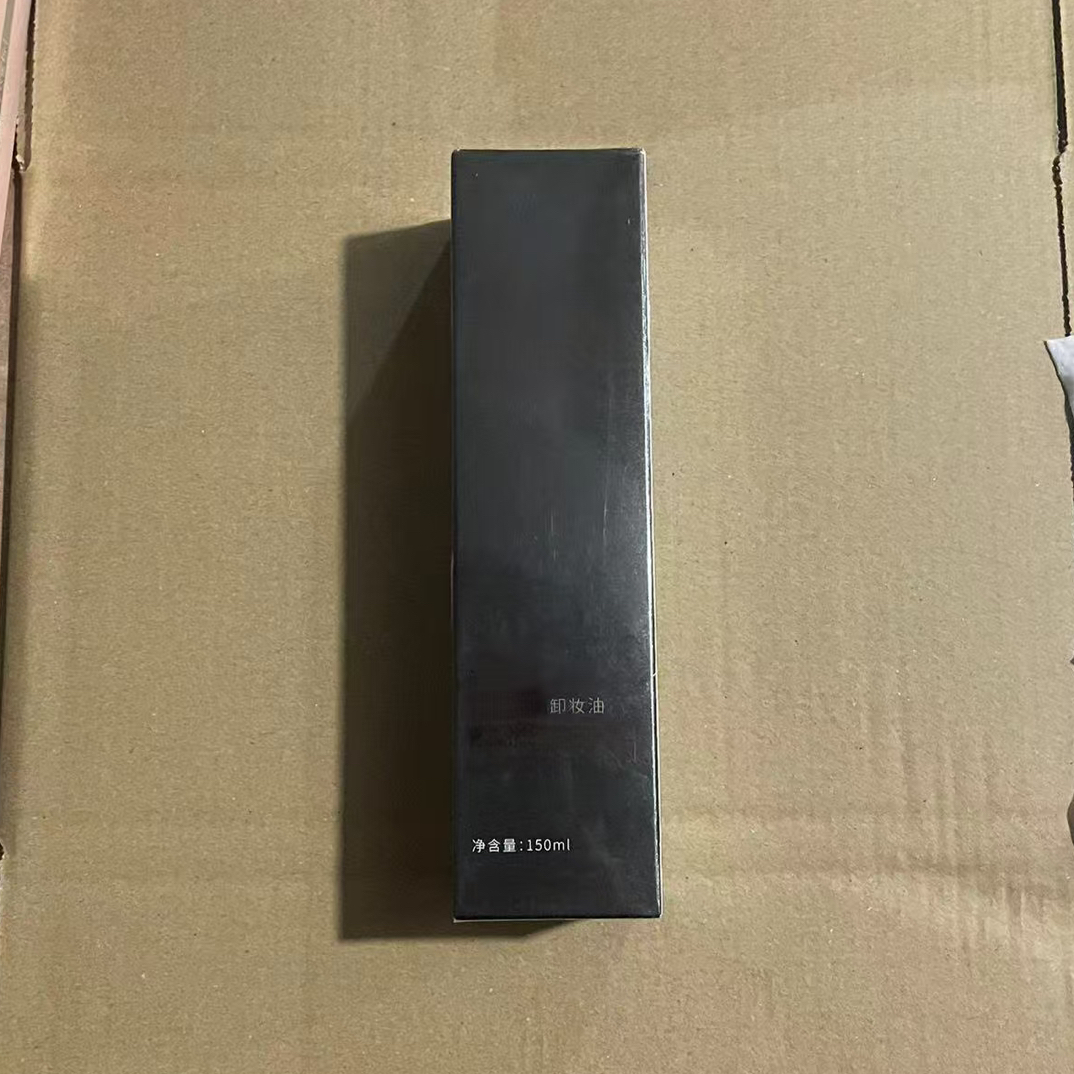 黑瓶（清透清爽保湿卸妆油黑管）。