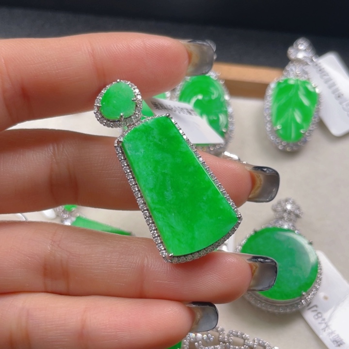 翡翠颈饰银S925镶嵌翡翠