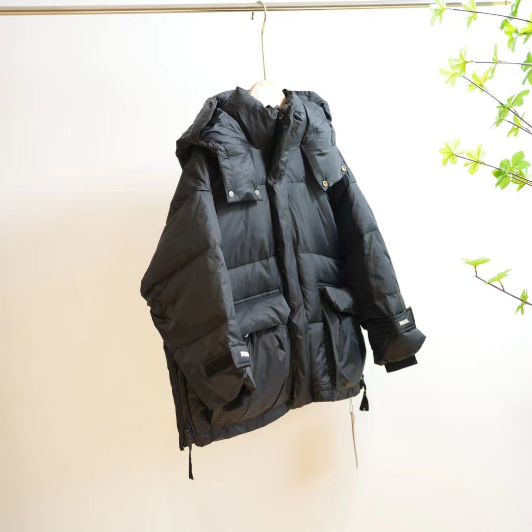 0610-O黑色下摆拉链后背立体字母刺绣儿童连帽羽绒服