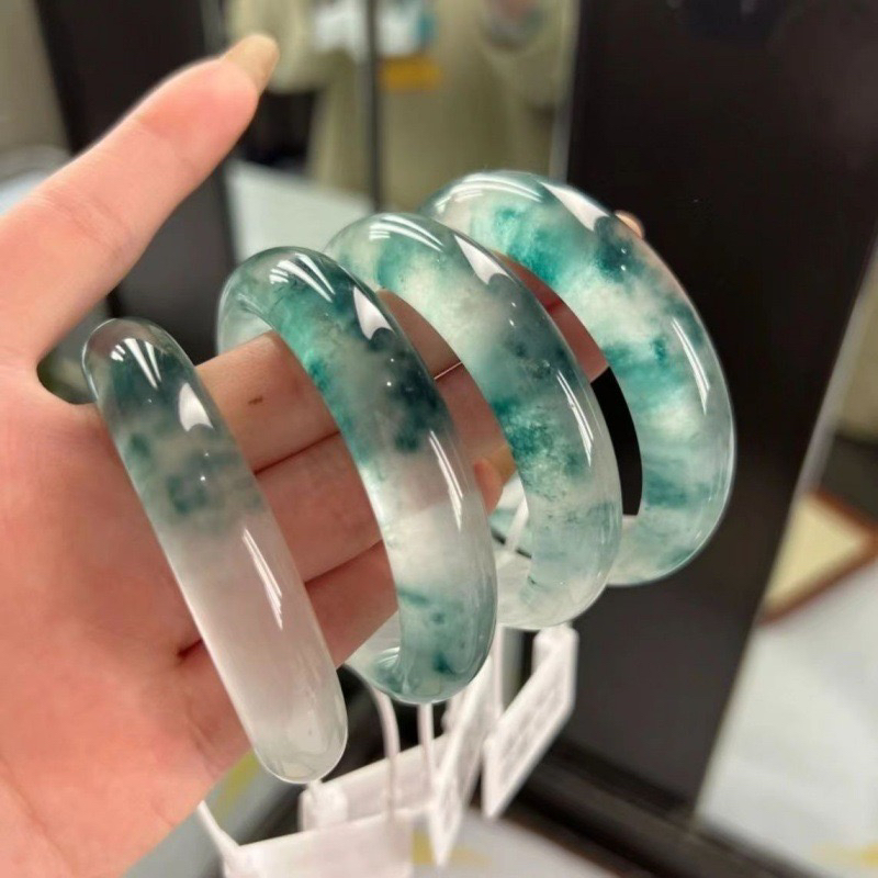    石英岩高品质飘花手镯粗款高级大气