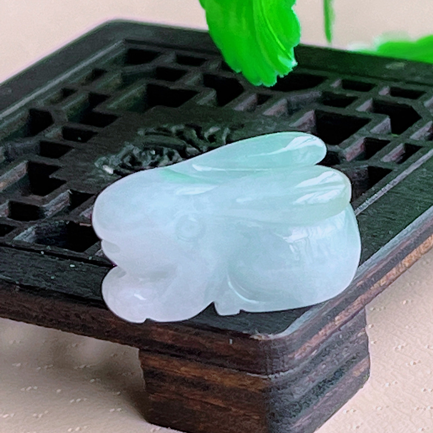缅甸玉器正品天然A货翡翠精美飘花飘绿小兔子吊坠z1