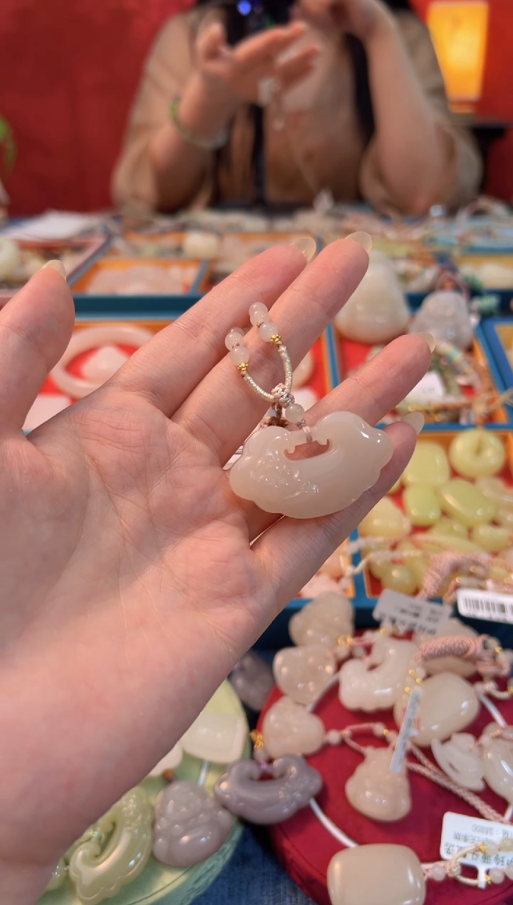 【闪购商品】和田玉藕粉如意锁未镶嵌吊坠