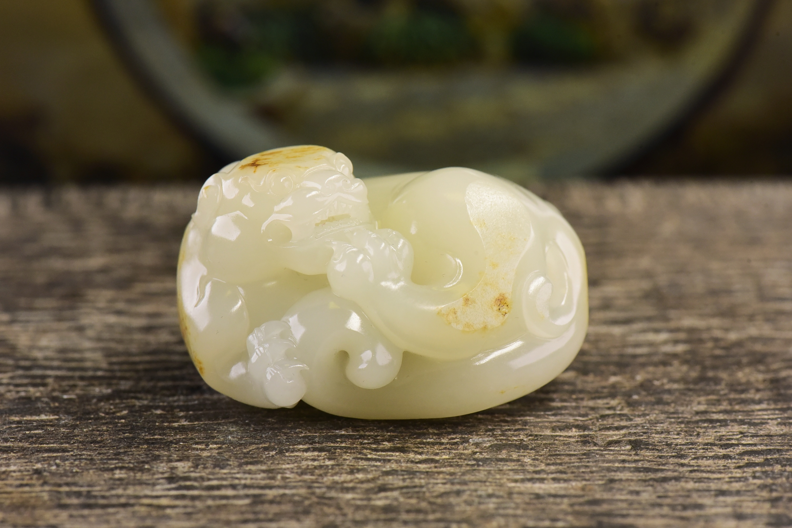 和田玉籽料貔貅手把件，玉质细腻白皙，原皮原色，苏工大师精工独籽