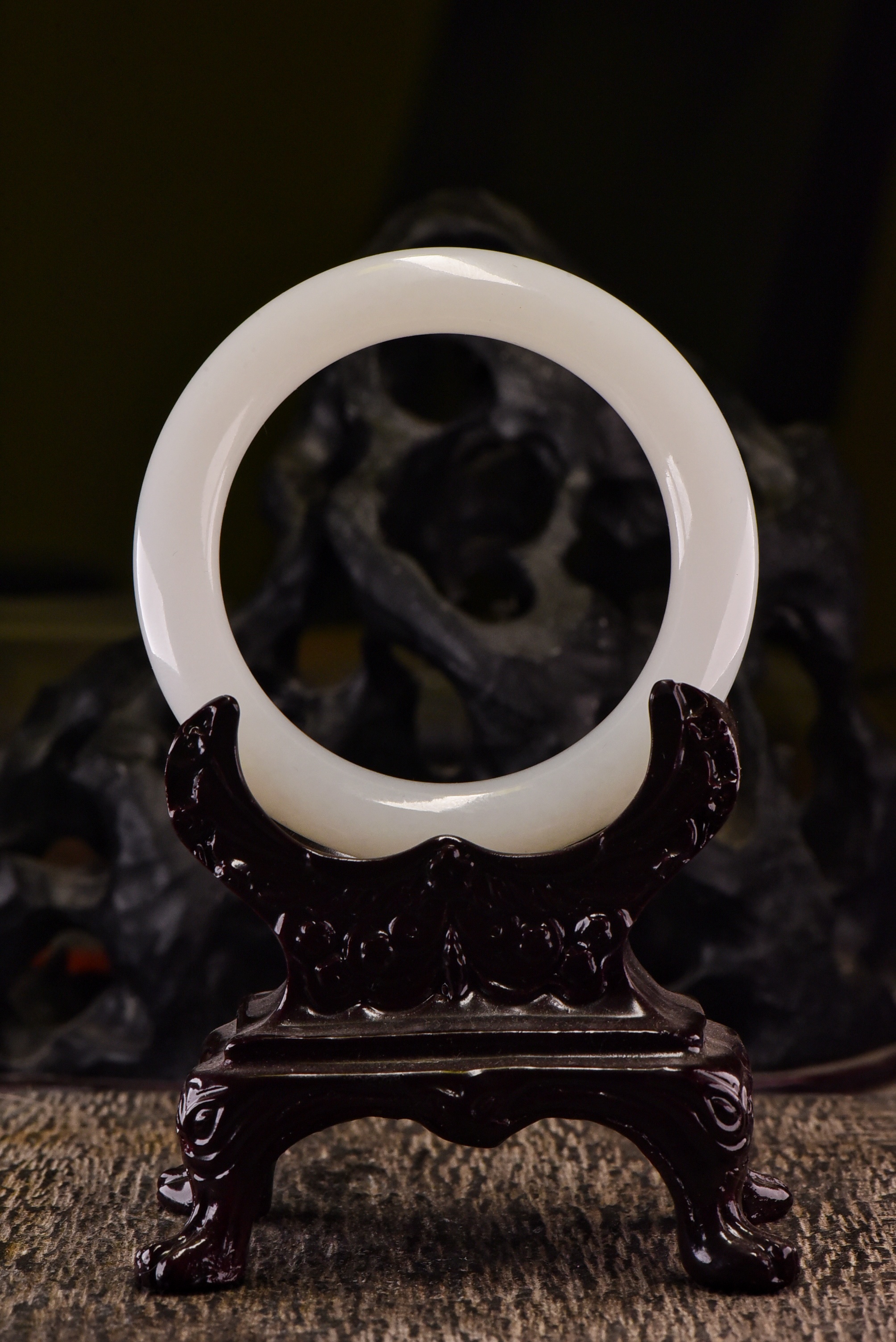 和田玉羊脂白玉手镯，颜色极度白皙，质地温润细腻，手镯内径56mm