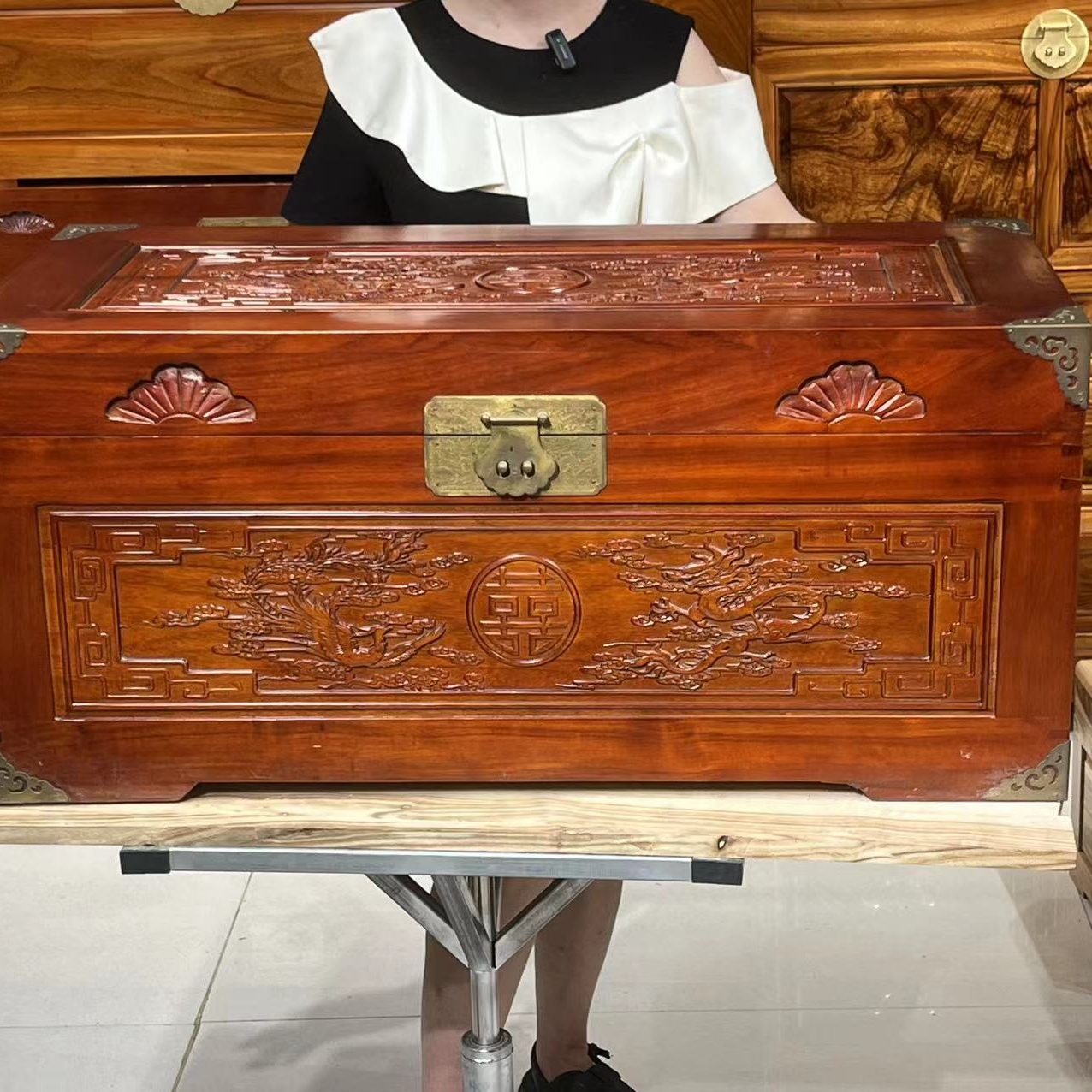 樟木箱直播间现拍——龙凤喜——长88-宽45--高37厘米