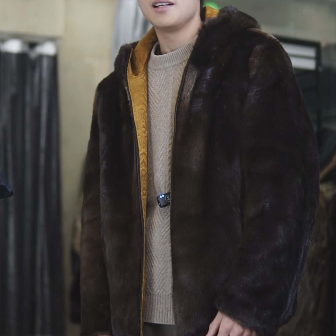 地球上毛最密的动物双面穿宋锦桑蚕丝真丝连帽款真毛海宁大衣时尚