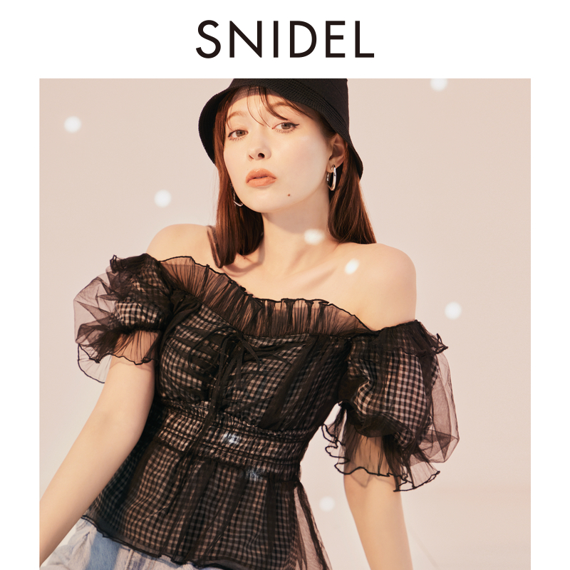 SNIDEL2024春夏新品甜美一字领露肩荷叶边薄纱衬衫上衣SWFB241136
