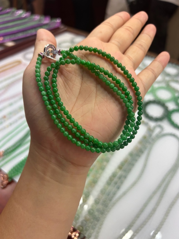 缅甸天然翡翠颈饰辣绿