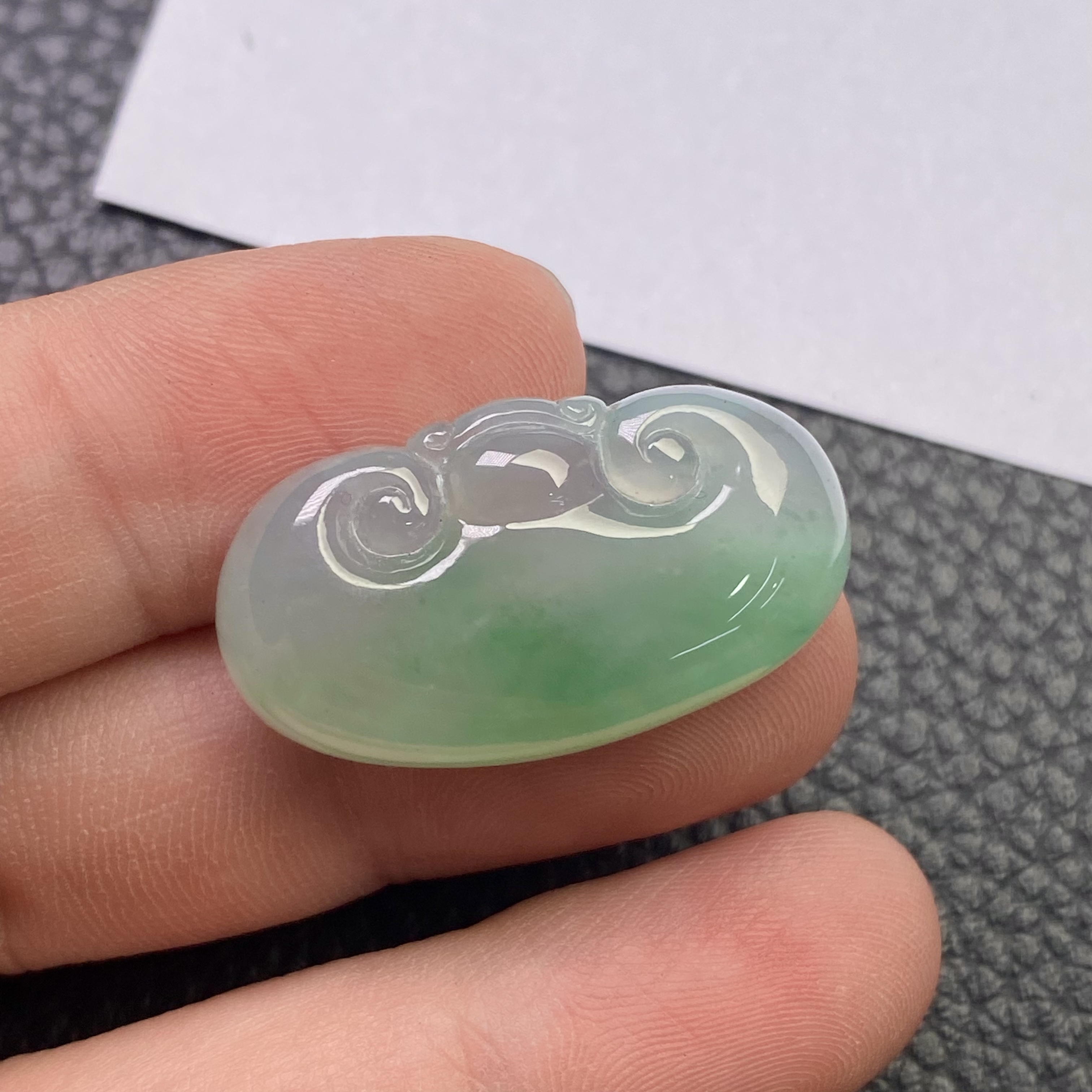 天然翡翠冰种晴底飘绿如意头挂坠冰透如意锁吊坠