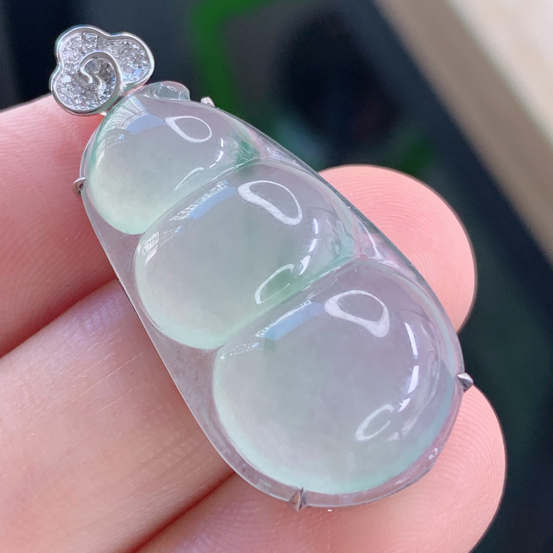 天然缅甸A货翡翠冰种福豆镶嵌18k金伴南非真钻吊坠