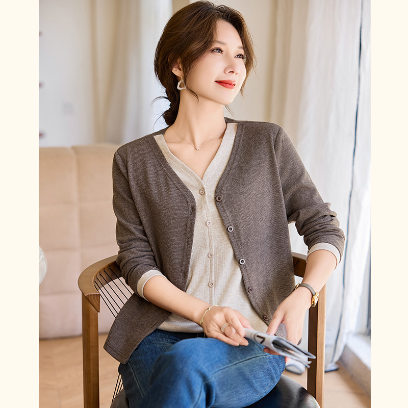 中年妈妈秋装假两件针织衫2024新款洋气宽松简约撞色毛衣春秋上衣