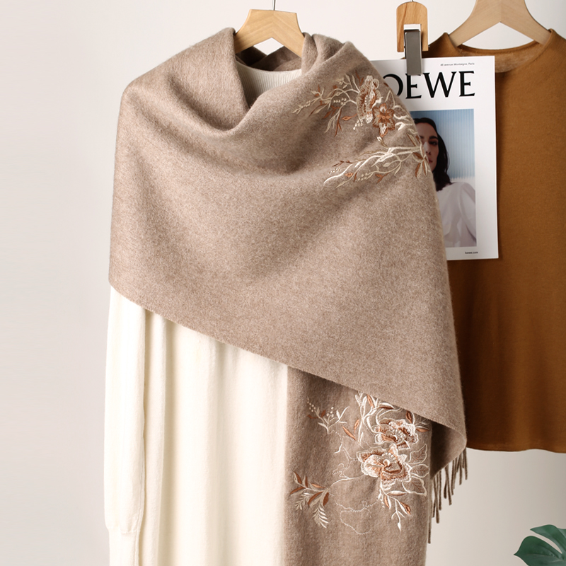 羊毛围巾女秋冬季刺绣高档披肩百搭轻奢保暖羊绒长款送妈妈围脖