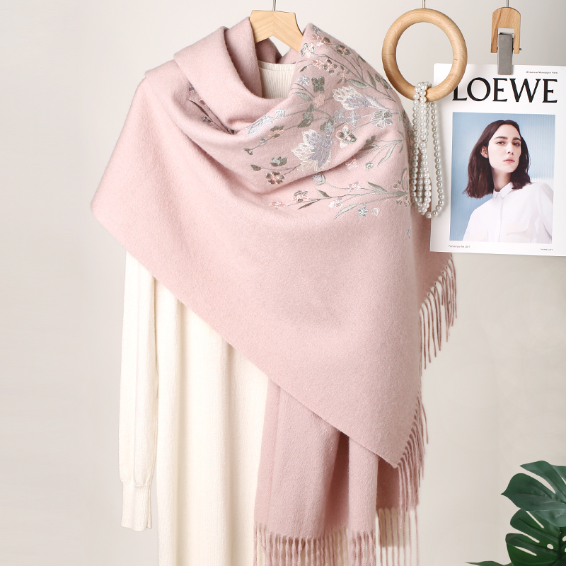 羊毛围巾女冬款时尚高档送礼盒保暖披肩长款刺绣百搭围脖送妈妈
