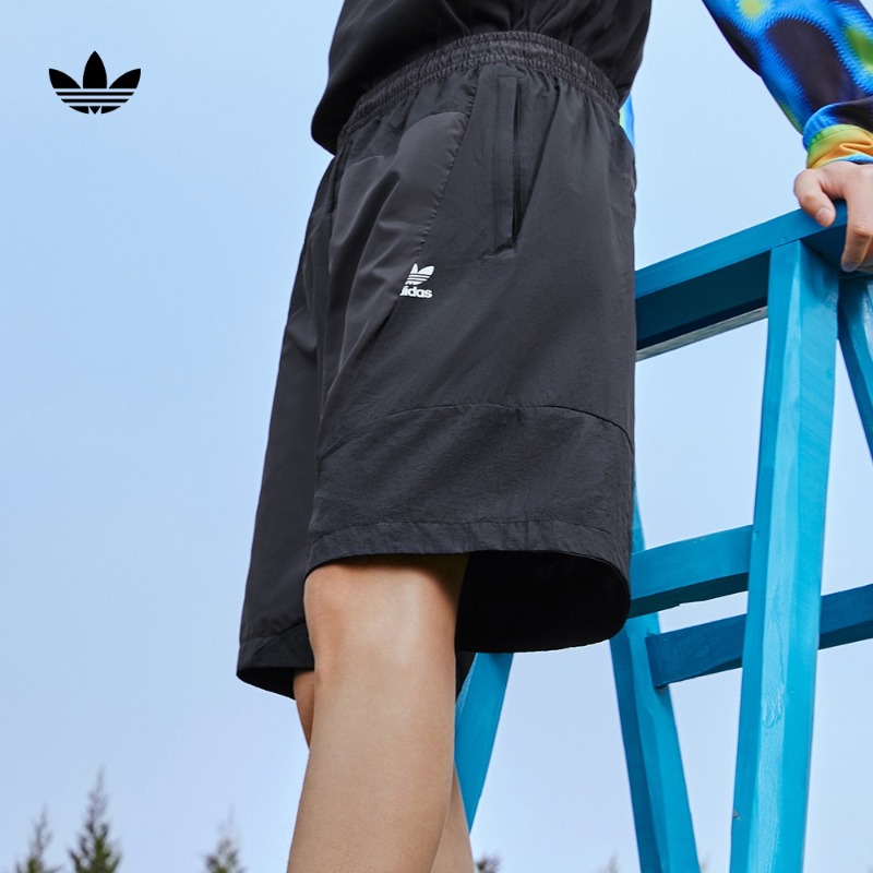 阿迪达斯官方三叶草 舒适拼接运动短裤男款 adidas HH9442