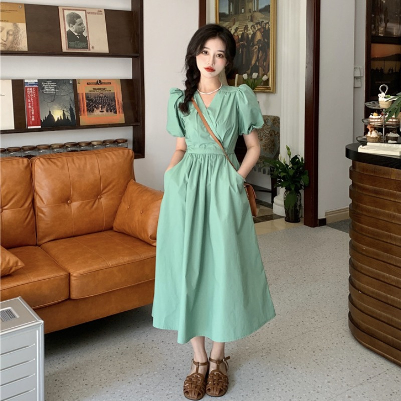 复古茶歇法式绿色连衣裙女夏2024新款温柔风V领泡泡袖设计感长裙