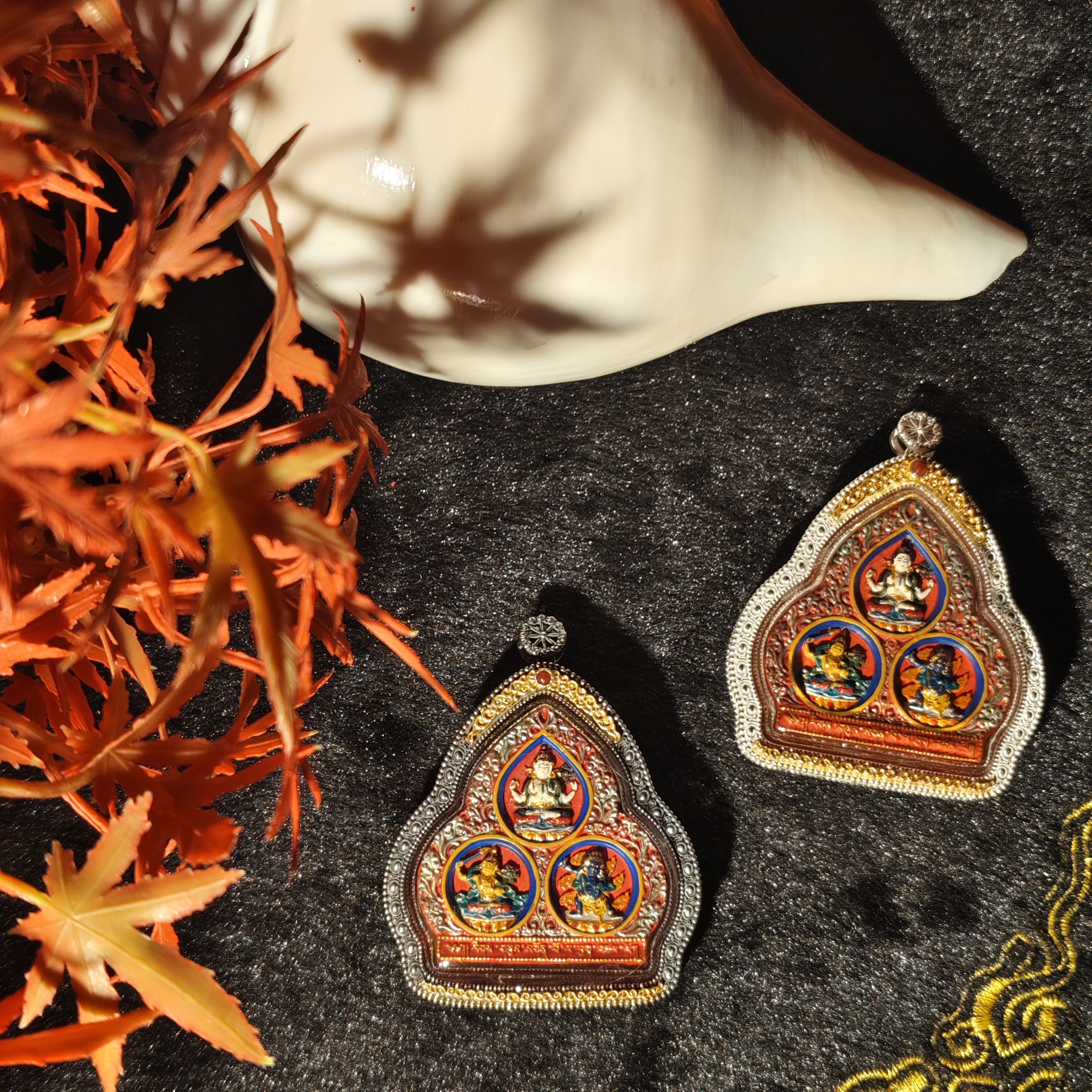 手绘三怙主 手工擦擦亚克力外包银壳 有绳礼盒发