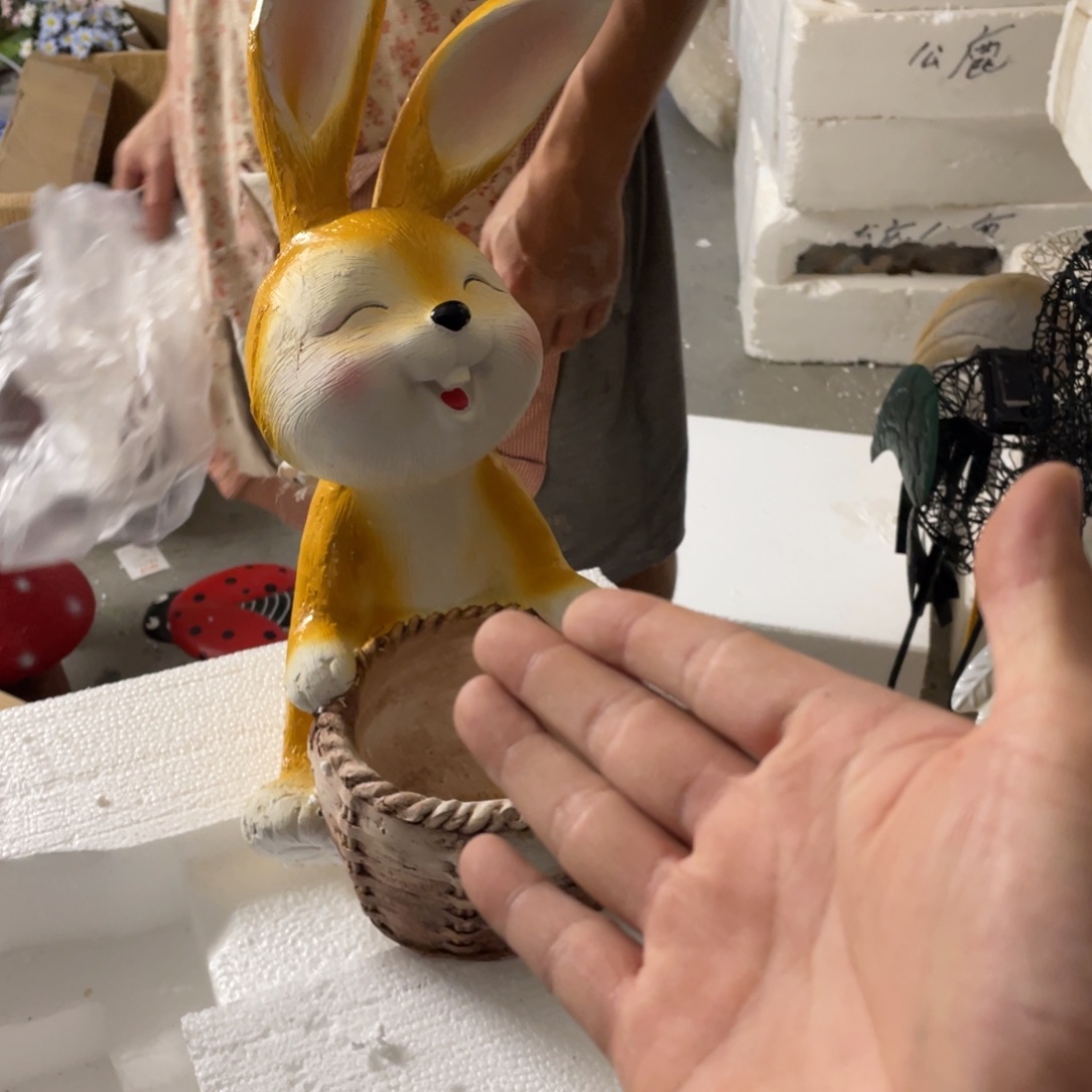 【闪购商品】树脂工厂清仓摆件105号兔子双手抱款