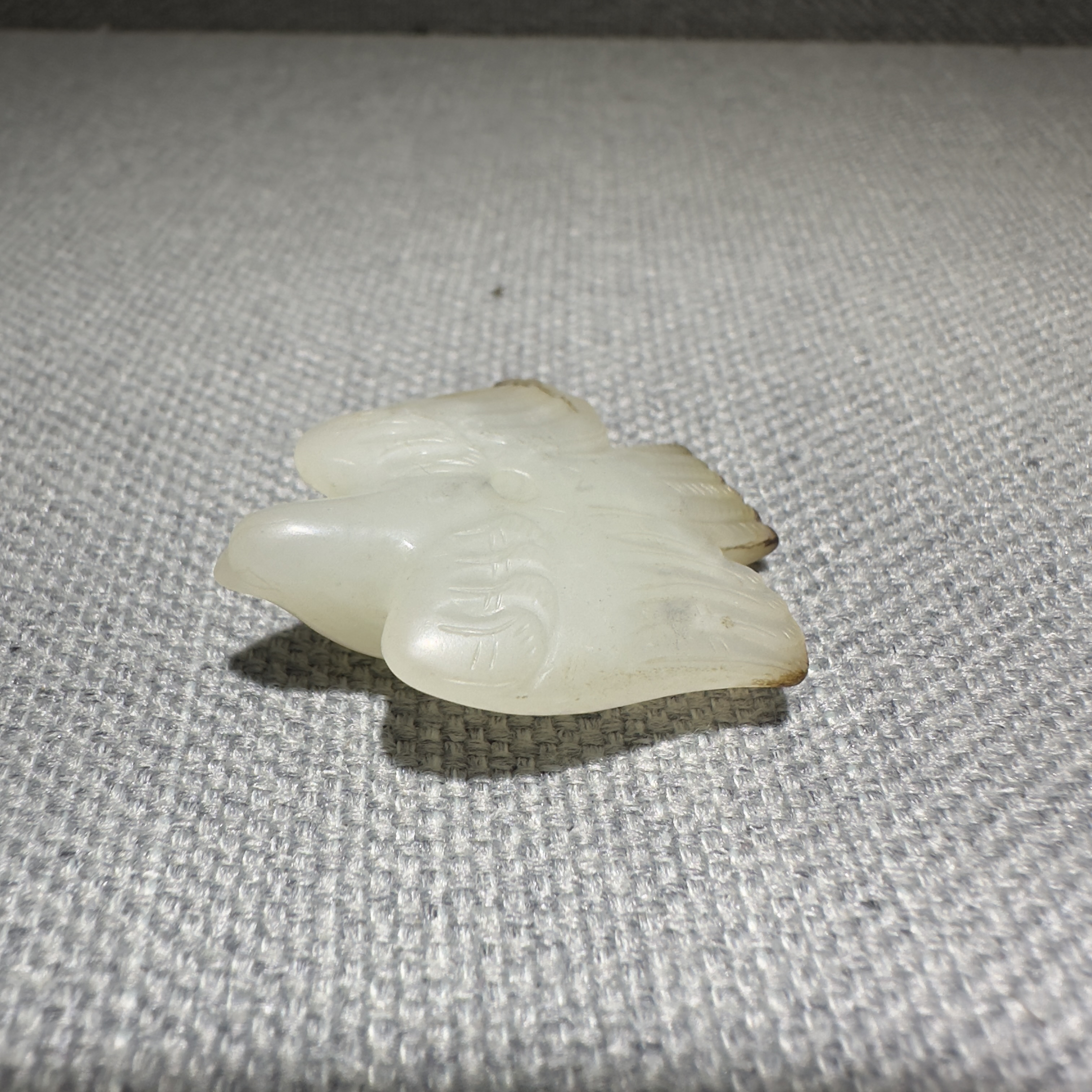 和田白玉~通天孔玉鹰~绺裂伴有沁色