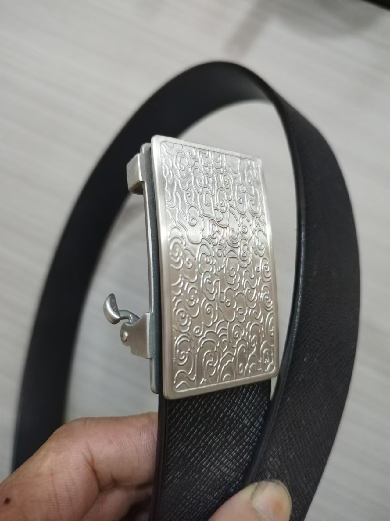 意大利植鞣革纯手工男士腰带真皮，304内穿无牙无孔不锈钢扣头。